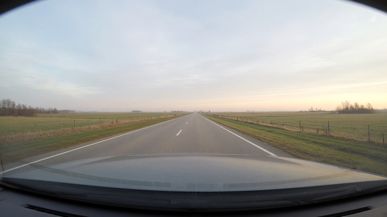 Een weg gezien vanaf de bestuurdersstoel